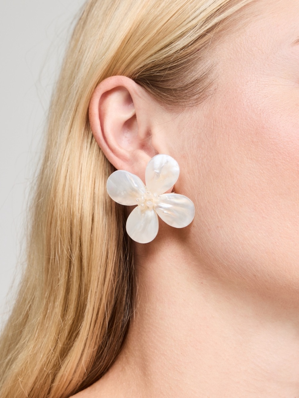 NEVER WORN SHASHI Coquina Earrings Mother-of-Pearl Floral Statement - white